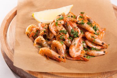 Bitki yağı ve sarımsak kağıt üzerinde karides