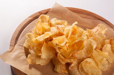 Beyaz arka plan üzerinde ahşap bir plaka üzerinde fiş