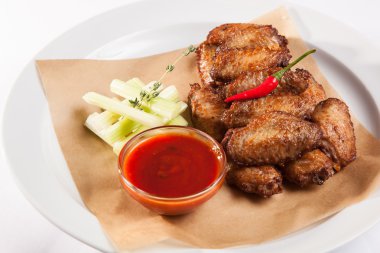 plaka üzerinde soslu tavuk kanadı