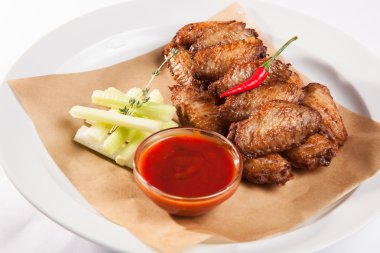 plaka üzerinde soslu tavuk kanadı