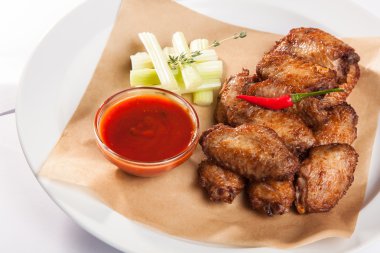 plaka üzerinde soslu tavuk kanadı