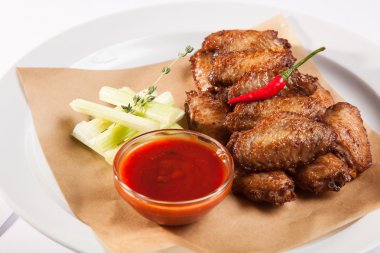 plaka üzerinde soslu tavuk kanadı