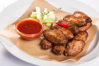 plaka üzerinde soslu tavuk kanadı