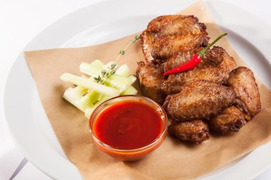 plaka üzerinde soslu tavuk kanadı