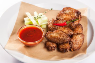 plaka üzerinde soslu tavuk kanadı