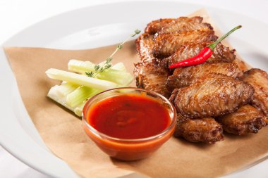 plaka üzerinde soslu tavuk kanadı