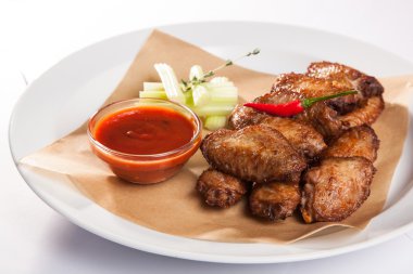 plaka üzerinde soslu tavuk kanadı