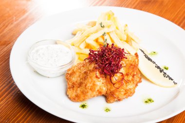 et meyilli ve plaka üzerinde kızarmış patates çanağı