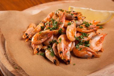 Bitki yağı ve sarımsak kağıt üzerinde karides