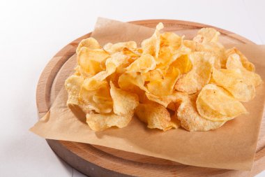 Beyaz arka plan üzerinde ahşap bir plaka üzerinde fiş