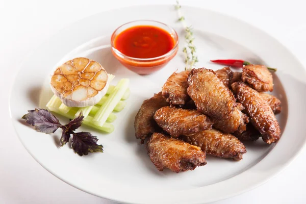 plaka üzerinde soslu tavuk kanadı