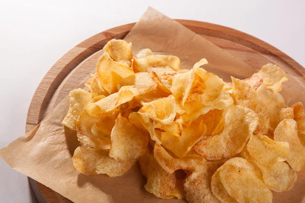 Beyaz arka plan üzerinde ahşap bir plaka üzerinde fiş