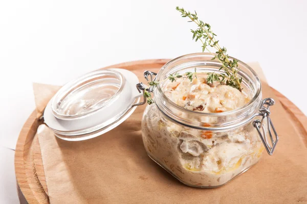 Beyaz arka plan üzerinde ahşap bir tabakta tencerede rosto