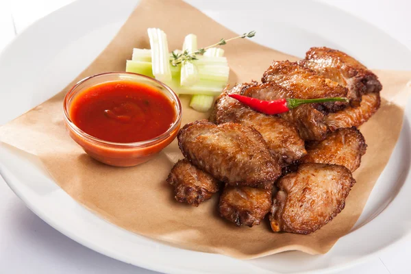 plaka üzerinde soslu tavuk kanadı