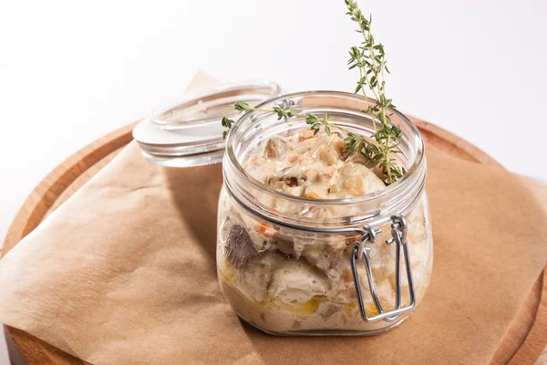 Beyaz arka plan üzerinde ahşap bir tabakta tencerede rosto