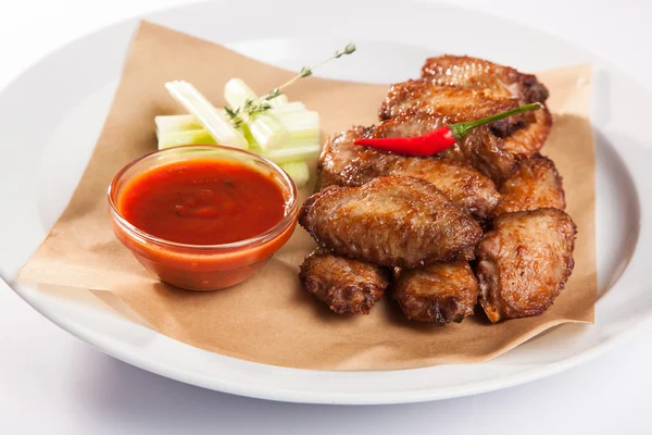 plaka üzerinde soslu tavuk kanadı