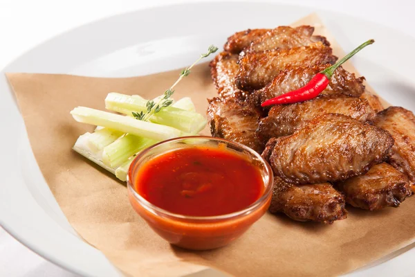 plaka üzerinde soslu tavuk kanadı