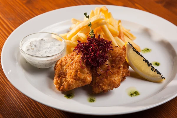 et meyilli ve plaka üzerinde kızarmış patates çanağı