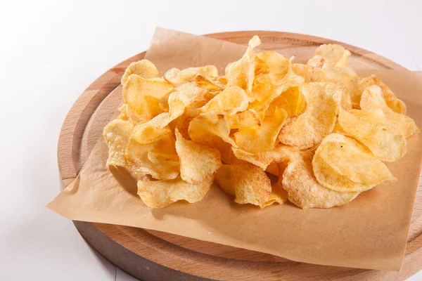 Beyaz arka plan üzerinde ahşap bir plaka üzerinde fiş