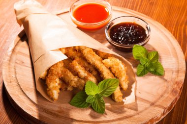 bira meyilli ahşap masa üzerinde tavuk snack