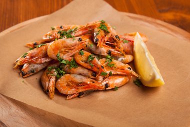 Bitki yağı ve sarımsak kağıt üzerinde karides