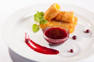 Beyaz arka planda soslu peynir çubukları