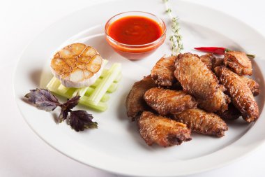 plaka üzerinde soslu tavuk kanadı