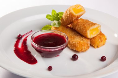 Beyaz arka planda soslu peynir çubukları