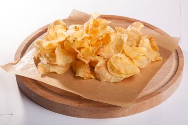 Beyaz arka plan üzerinde ahşap bir plaka üzerinde fiş