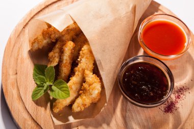 bira meze beyaz masa üzerinde meyilli tavuk