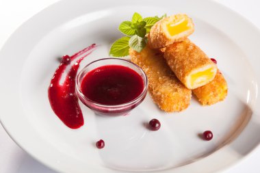 Beyaz arka planda soslu peynir çubukları