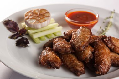 Soslu tavuk kanadı.