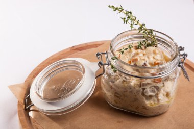 Ahşap plaka üzerinde tencerede rosto