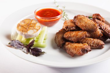 Soslu tavuk kanadı.