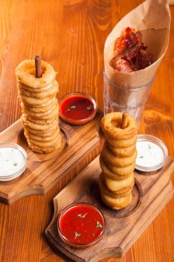 aperatifler bira ahşap bir masa için