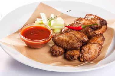 Soslu tavuk kanadı.