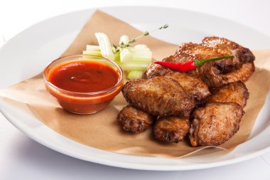 Soslu tavuk kanadı.