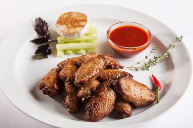 Soslu tavuk kanadı.