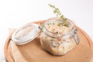 Ahşap plaka üzerinde tencerede rosto