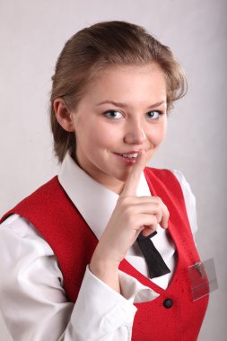 Güzel otel hizmetçisi sessizlik istedi.