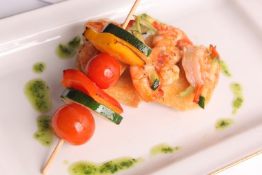 Sebzeli karides şişleri.