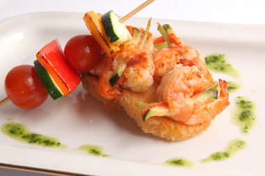 Sebzeli karides şişleri.