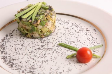 Tabakta haşhaş tohumlarıyla süslenmiş salata.