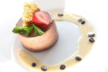 Ahududu ve soslu tatlı.