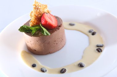 Ahududu ve soslu tatlı.