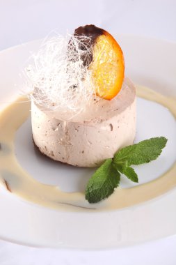 Naneli ve portakallı çikolata tatlısı.