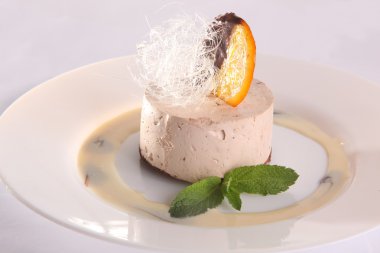 Naneli ve portakallı çikolata tatlısı.