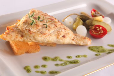 Doldurulmuş tavuk göğsü ve sebze tabağı