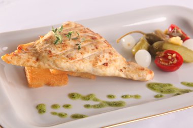 Doldurulmuş tavuk göğsü ve sebze tabağı