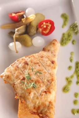 Doldurulmuş tavuk göğsü ve sebze tabağı